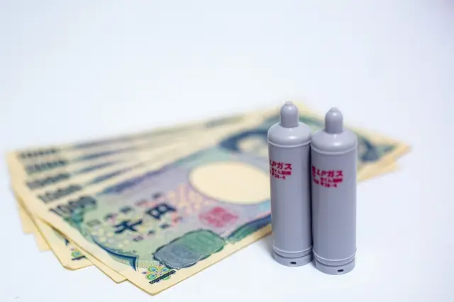 LPガスボンベの模型と千円札