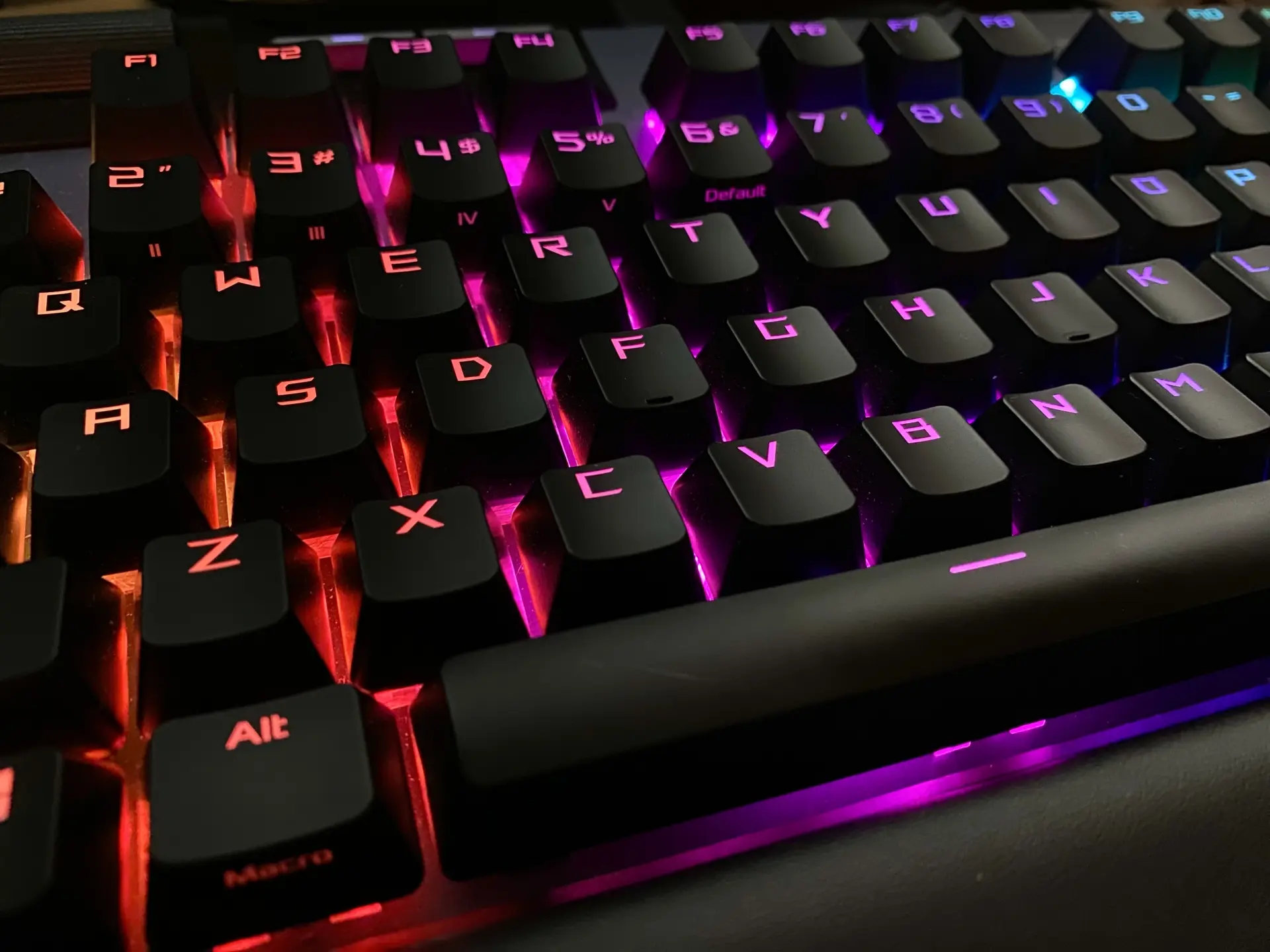 カラフルに光るゲーミングキーボード